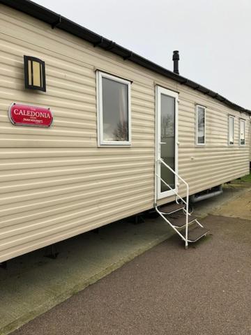 Caledonia Summertime Villa Jaywick Sands Exterior photo